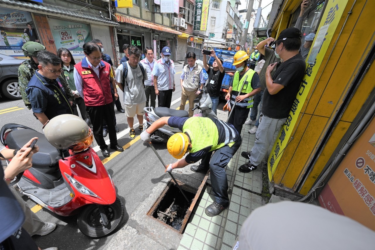 凱米颱風當前 桃環保局動員加強道路側溝清淤3.jpg